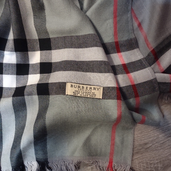 Burberry Gray 100% Cashmere Scarf - Picture 4 of 9